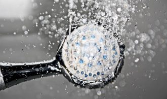 formas de mejorar la presion de tu ducha