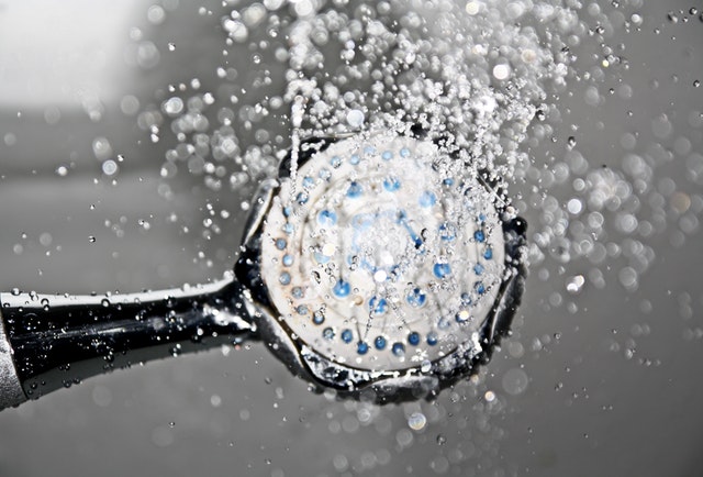 4 formas de mejorar la presión de tu ducha