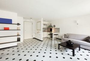 Sala y cocina con azulejos geométricos