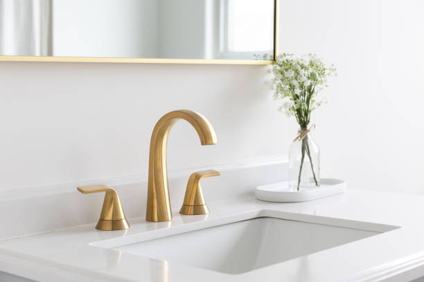 lavabo con grifería de oro cepillado