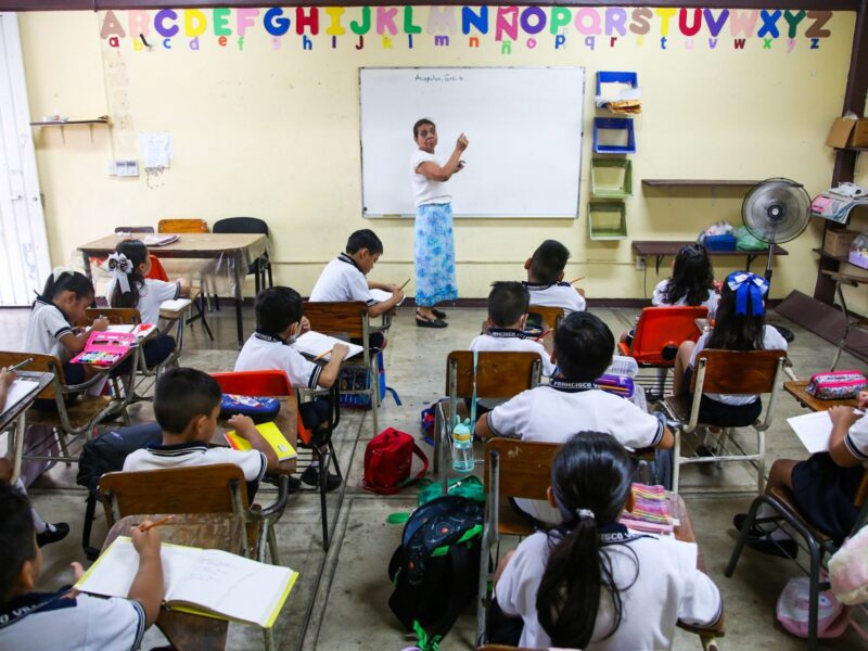 Maestra en escuela de México
