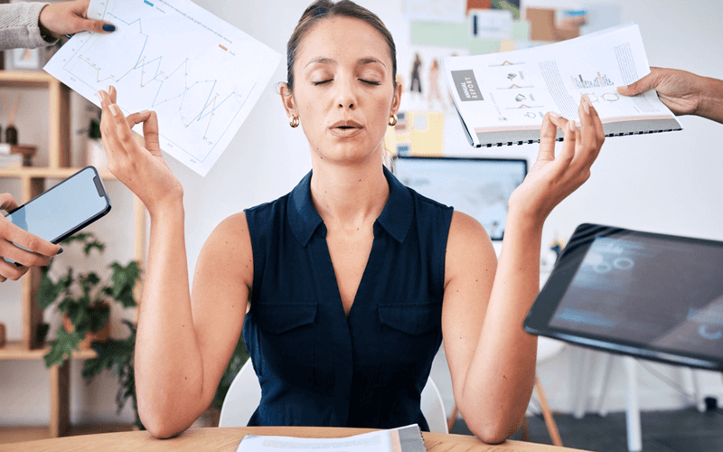 mujer con muchos pendientes de trabajo