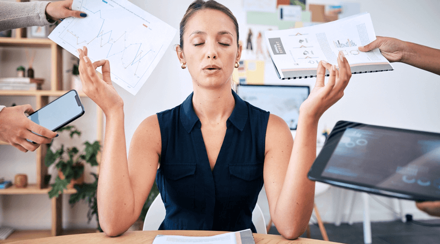 mujer con muchos pendientes de trabajo